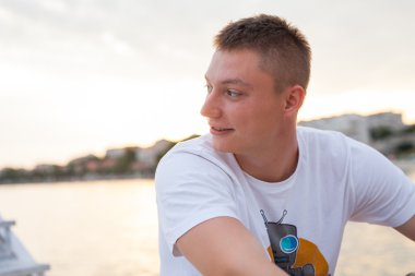 Sahil üzerinde vakit adam