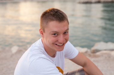 Sahil üzerinde vakit adam