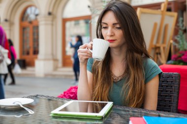 kahve içme kafede oturan kız
