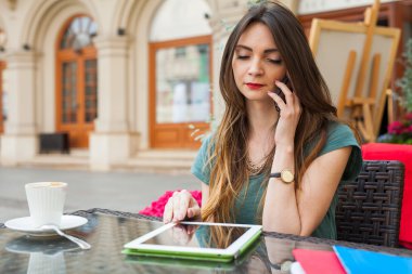 Kafe ve telefonla konuşurken kız