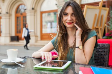 Kafe ve telefonla konuşurken kız