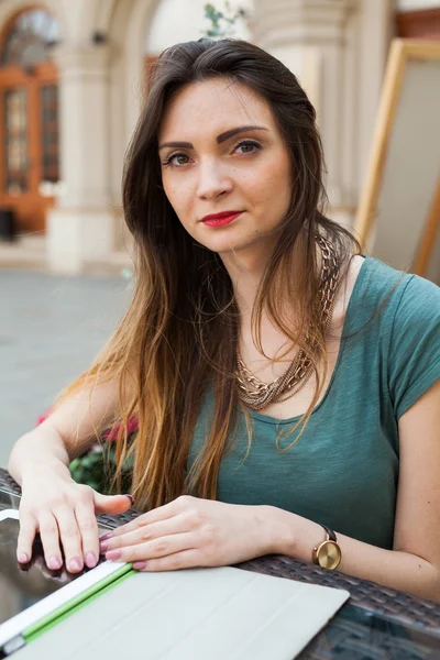 Mädchen mit braunen Haaren im Café — Stockfoto