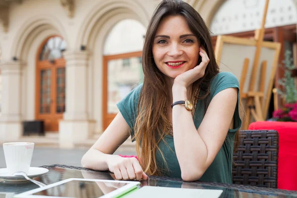 Chica en cafetería restaurante —  Fotos de Stock