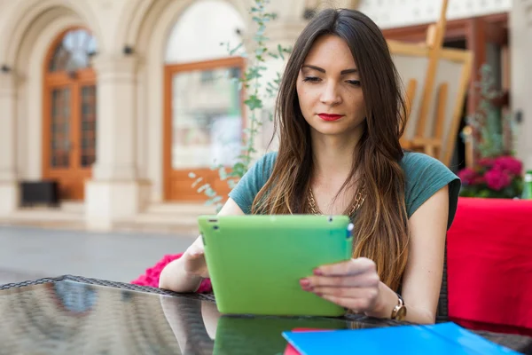 Meisje in café met behulp van Tablet PC — Stockfoto
