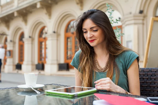 Ragazza in caffè utilizzando tablet — Foto Stock