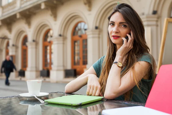 Kafe ve telefonla konuşurken kız — Stok fotoğraf