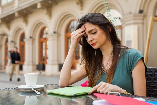 Chica en la cafetería con la tableta — Foto de Stock