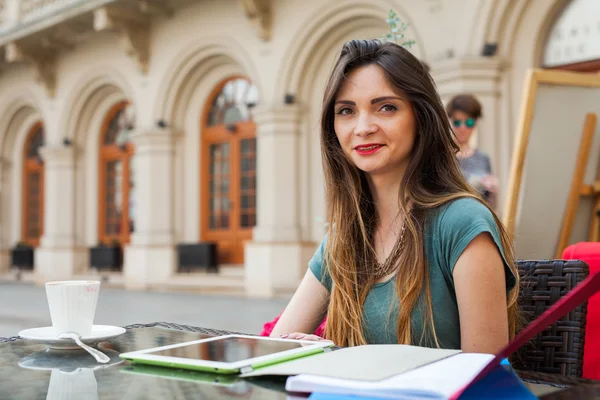 Chica en la cafetería con la tableta — Foto de Stock