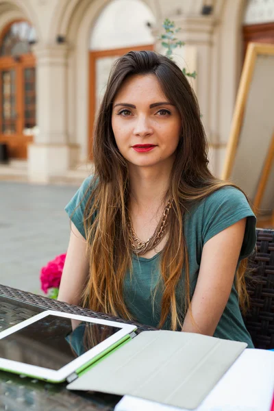 Fille dans le café en utilisant la tablette — Photo