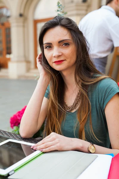 Chica en la cafetería con la tableta — Foto de Stock