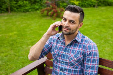 Telefonda konuşan adam.