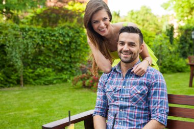 Bahçedeki bankta oturan adam.