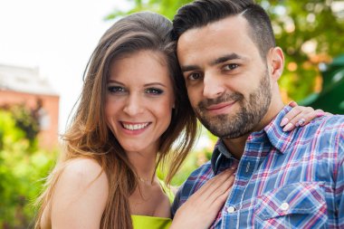 Bahçede bankta oturan Çift