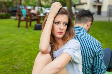 Paket üzerinde bahçesinde oturan Çift