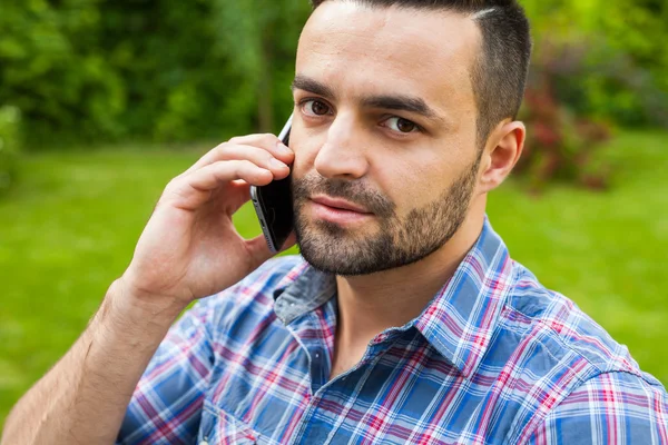 Člověk mluvící telefon. — Stock fotografie