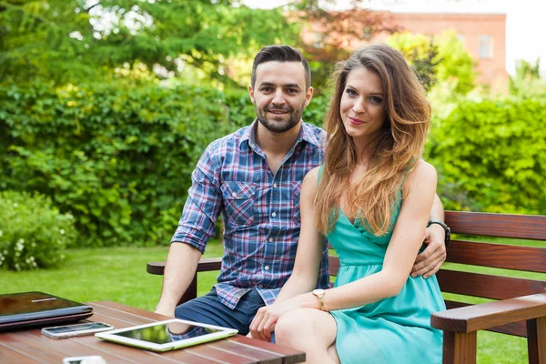 Homme assis sur le banc dans le jardin . — Photo