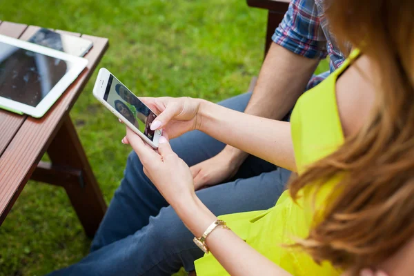 Couple using smartphone — Stock Photo, Image