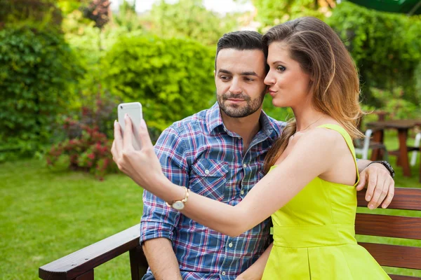 Paar im Garten und macht Selfie. — Stockfoto