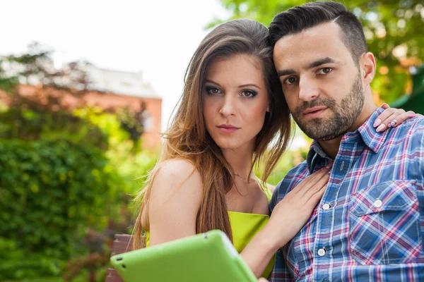 Pareja usando tableta y sonriendo —  Fotos de Stock