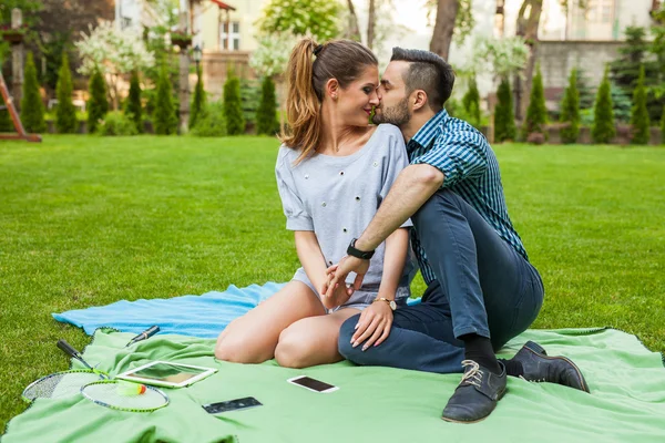 Paar grote tijd doorbrengen op de deken — Stockfoto