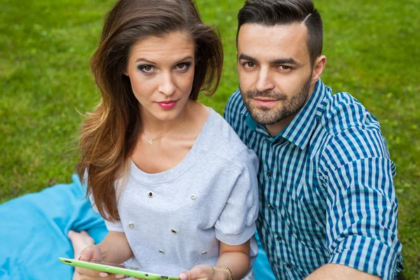 Paar mit Tablet auf der Decke — Stockfoto