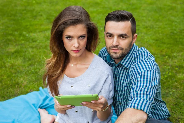 Paar mit Tablet auf der Decke — Stockfoto