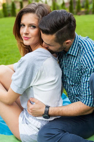 Paar verbringt viel Zeit auf Decke — Stockfoto