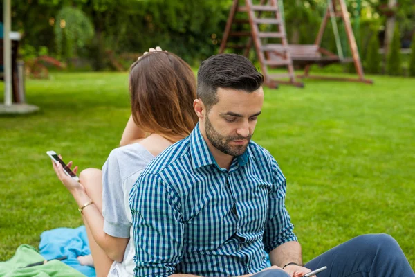 Pareja pasar tiempo en manta — Foto de Stock