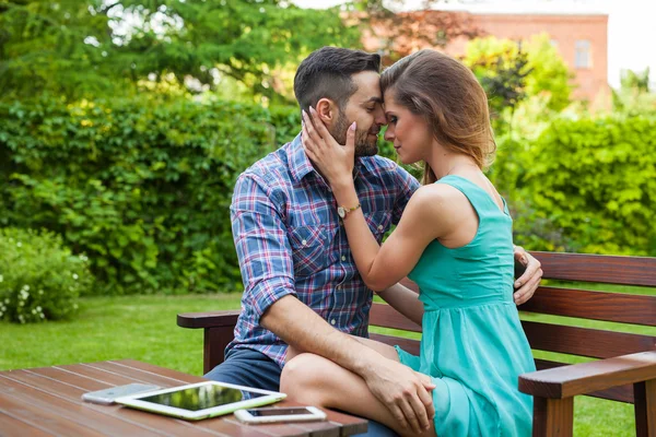 Paar sitzt auf der Decke — Stockfoto