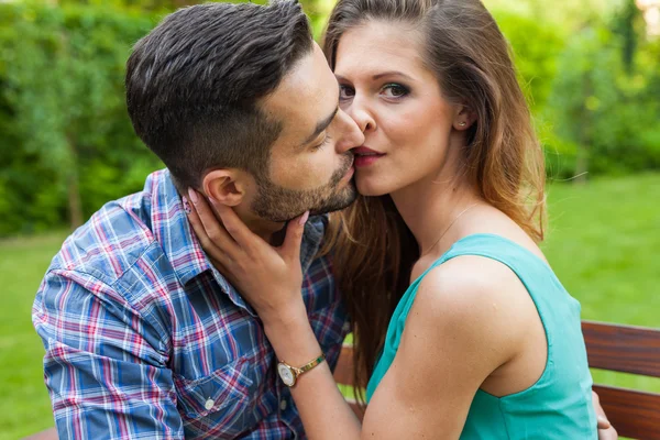 Casal sentado no banco — Fotografia de Stock