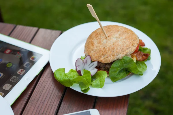 おいしい見てハンバーガー. — ストック写真