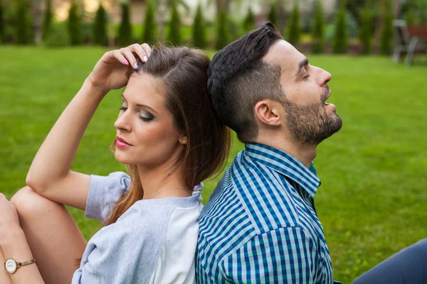 Paket üzerinde oturan Çift