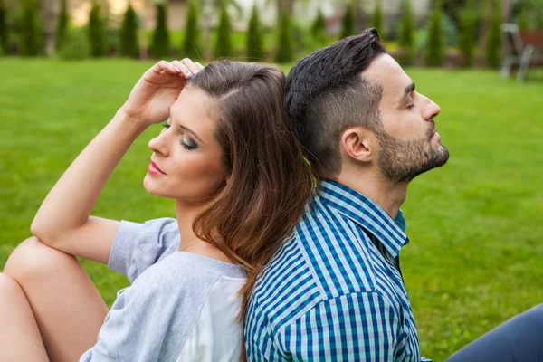 Paar sitzt auf der Decke — Stockfoto