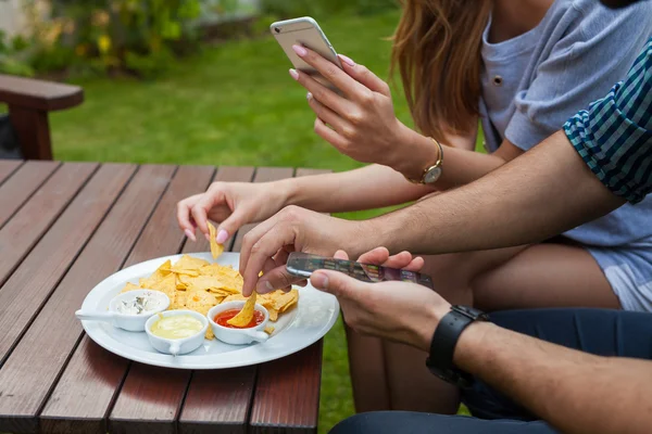 Close-up van het eten van tortilla-chips — Stockfoto