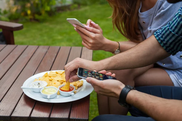 Close-up van het eten van tortilla-chips — Stockfoto