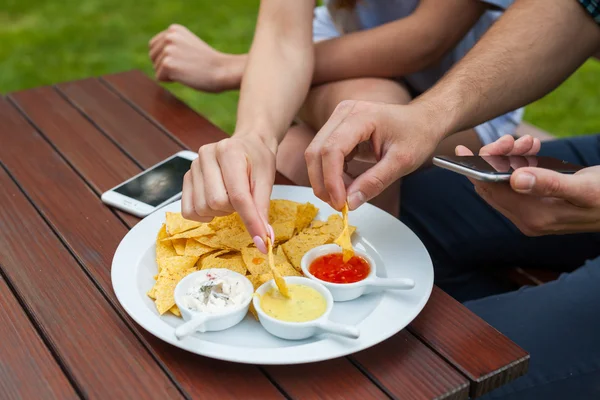 Close-up van het eten van tortilla-chips — Stockfoto