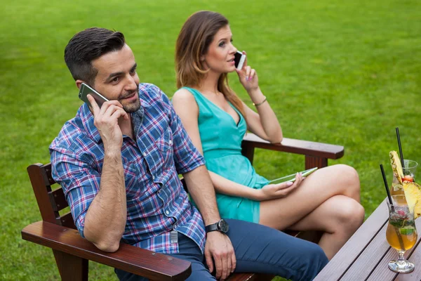 Couple sitting on the bench — Stock Photo, Image