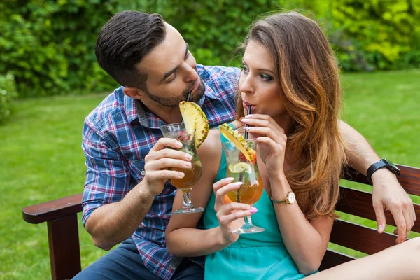 Couple  and colorful drinks — Stock Photo, Image