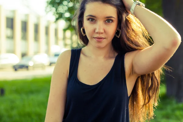 Hnědé vlasy dívka v parku — Stock fotografie