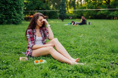 Kız baş ağrısı park vardır.