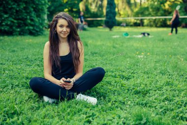 Akıllı telefon kullanan kumral kız