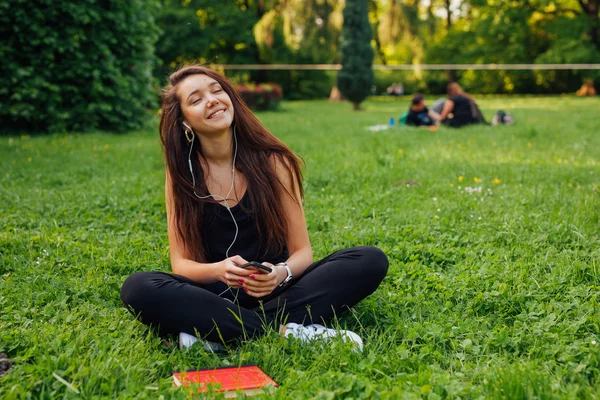Woman listen music in park — Stock Photo, Image
