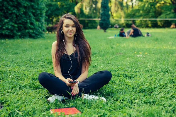 kadın parkta müzik dinle