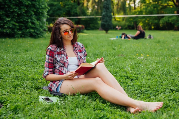 Brunette vrouw lezing boek. — Stockfoto