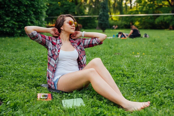 Chica de pelo castaño pasar tiempo libre — Foto de Stock