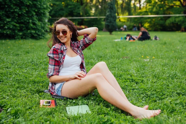 Ragazza capelli castani trascorrere il tempo libero — Foto Stock