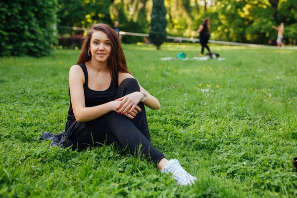 Hnědé vlasy dívka tráví volný čas — Stock fotografie