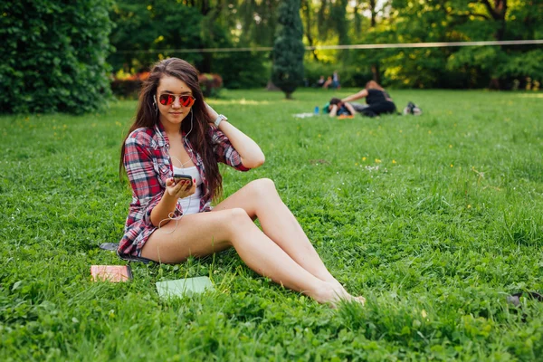 Mulher ouvir música no parque — Fotografia de Stock