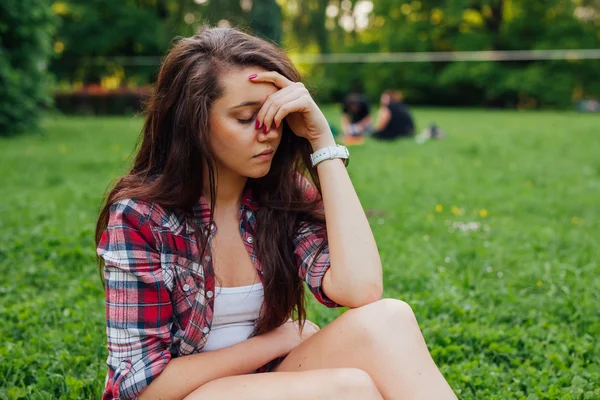 Mädchen hat Kopfschmerzen im Park — Stockfoto