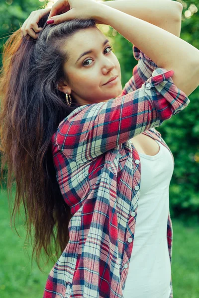 Menina de cabelo marrom no parque — Fotografia de Stock